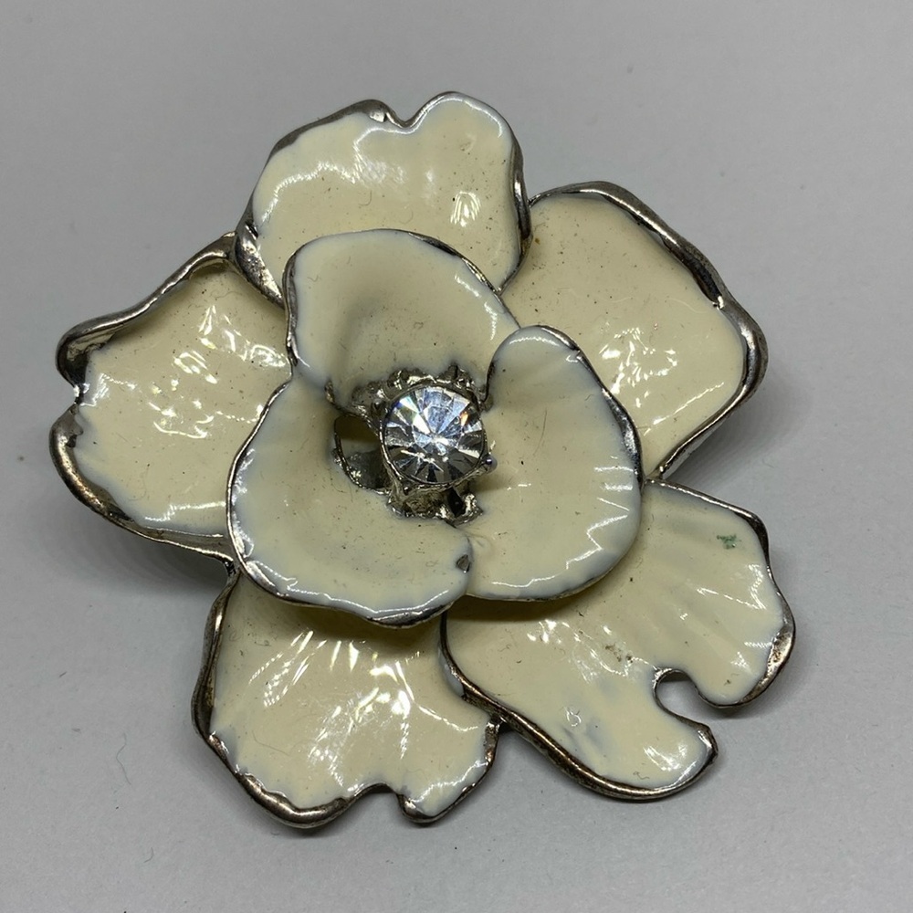 Vintage Enamel Flower Brooch​ - Picture 2 of 7